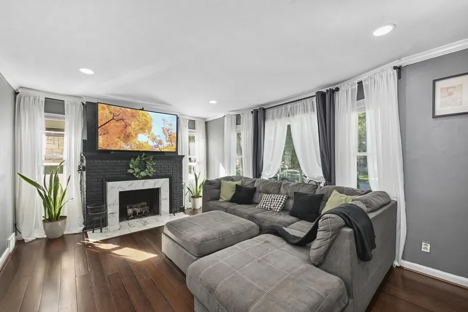 3 Bed 1 Bath Classic Historic Era Home in Milwaukee, WI - 4