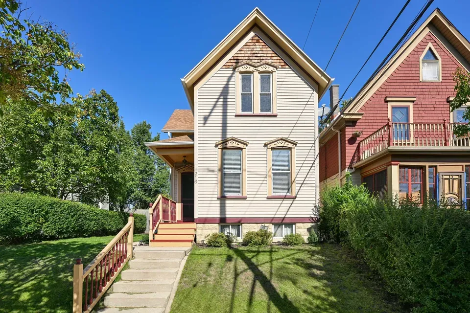 3 Bed 1 Bath Classic Historic Era Home in Milwaukee, WI
