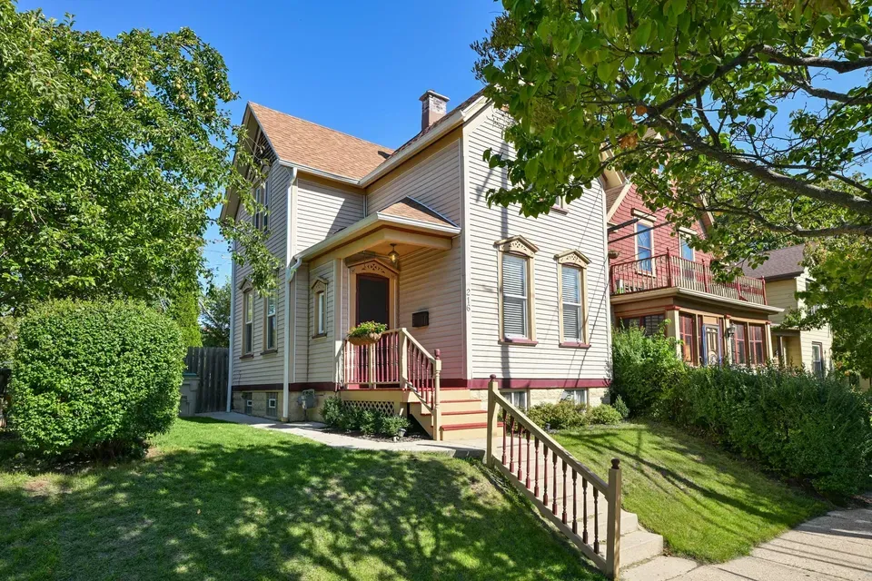 3 Bed 1 Bath Classic Historic Era Home in Milwaukee, WI - 2