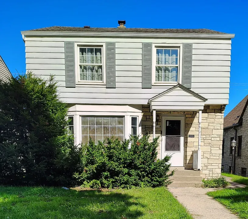 3 Bed 1 Bath Classic Historic Era Home in Milwaukee, WI - 1