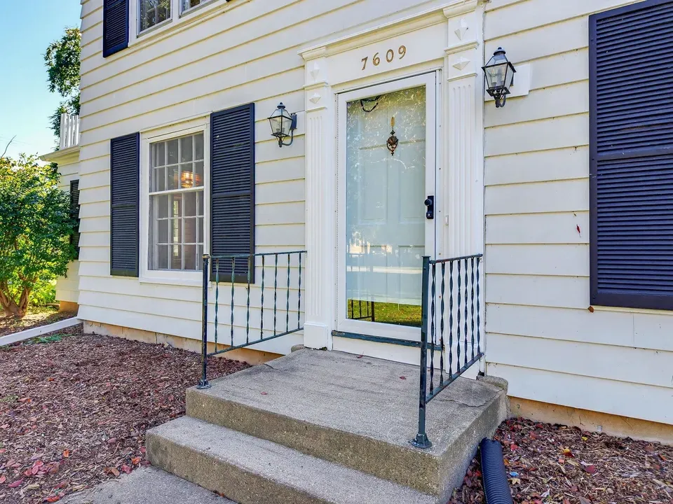 3 Bed 1 Bath Classic Historic Era Home in Milwaukee, WI - 2