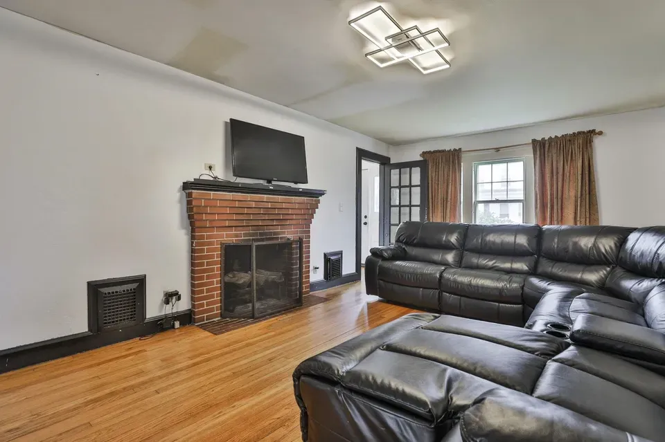 3 Bed 1 Bath Classic Historic Era Home in Nashua, NH - 4