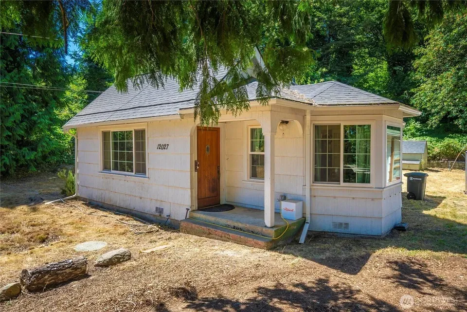3 Bed 1 Bath Classic Historic Era Home in Seattle, WA - 2