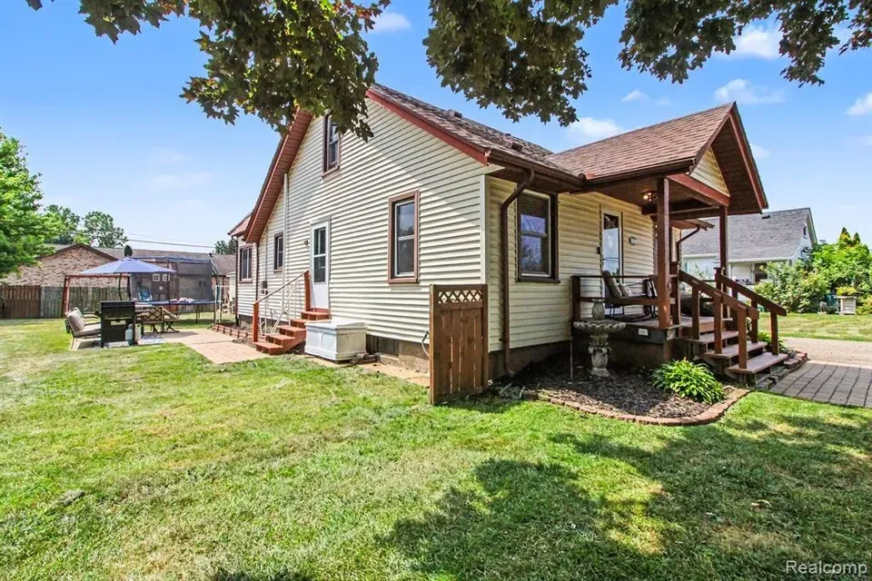 3 Bed 1 Bath Classic Historic Era Home in Troy, MI - 2