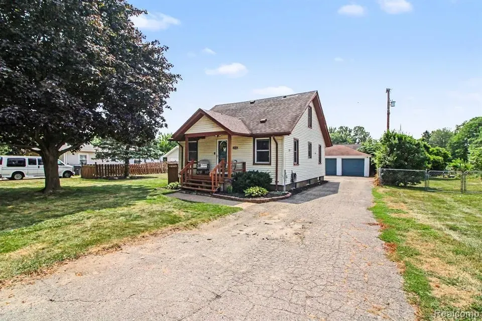 3 Bed 1 Bath Classic Historic Era Home in Troy, MI - 3