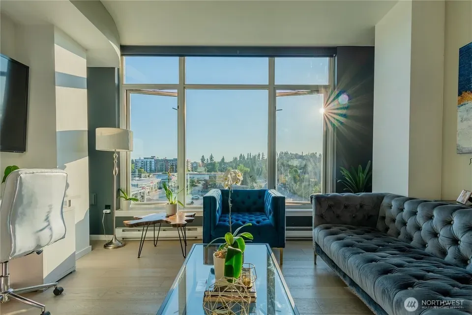 3 Bed 1 Bath Contemporary High-Rise Condo in Bellevue, WA