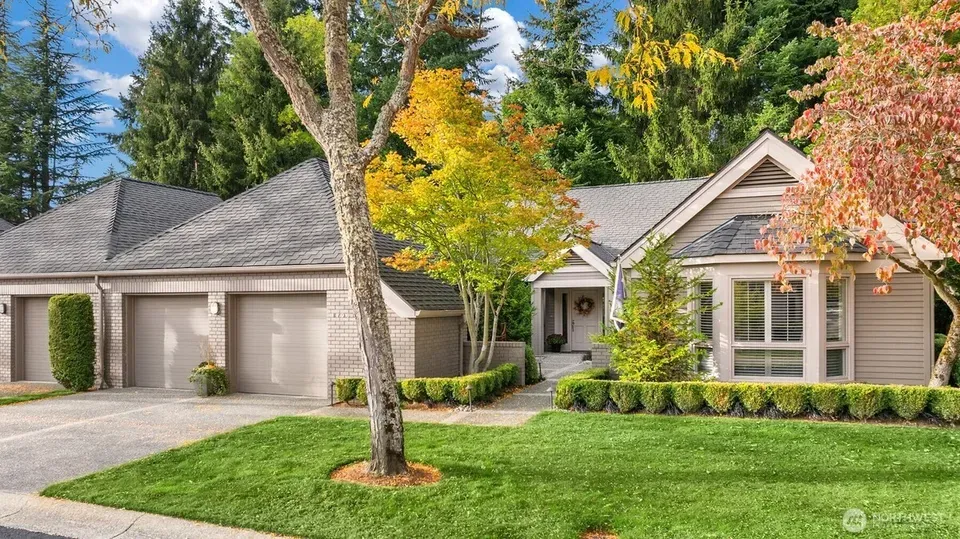 3 Bed 1 Bath Contemporary High-Rise Condo in Bellevue, WA - 1