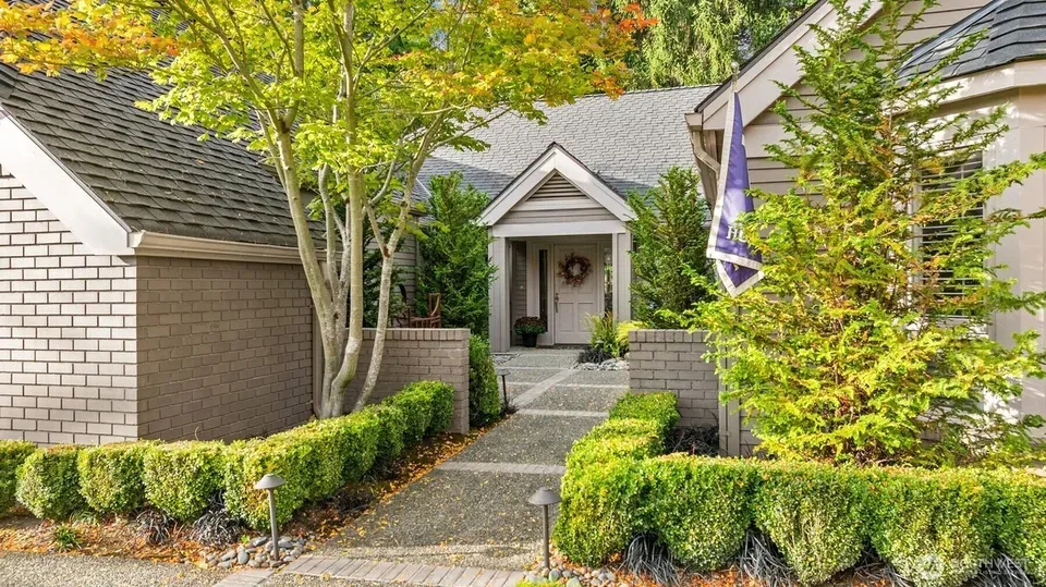 3 Bed 1 Bath Contemporary High-Rise Condo in Bellevue, WA - 2
