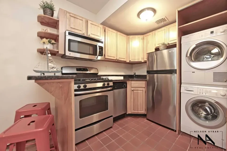 3 Bed 1 Bath Contemporary High-Rise Condo in Brooklyn, NY