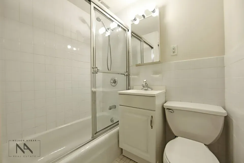 3 Bed 1 Bath Contemporary High-Rise Condo in Brooklyn, NY - 3