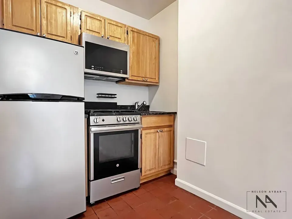 3 Bed 1 Bath Contemporary High-Rise Condo in Brooklyn, NY - 3