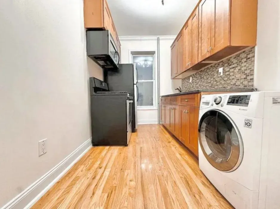 3 Bed 1 Bath Contemporary High-Rise Condo in Brooklyn, NY - 3