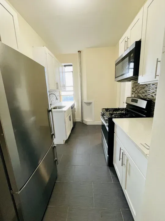 3 Bed 1 Bath Contemporary High-Rise Condo in Brooklyn, NY - 4