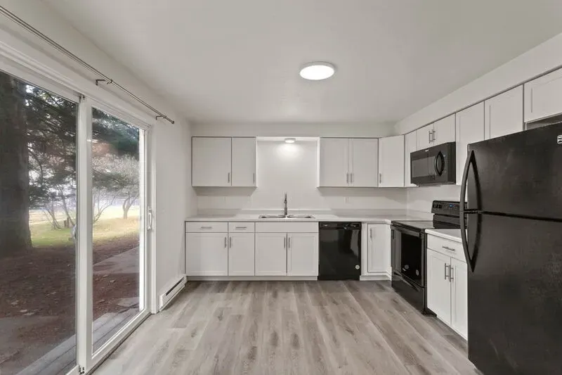 3 Bed 1 Bath Contemporary High-Rise Condo in Coeur d Alene, ID - 2