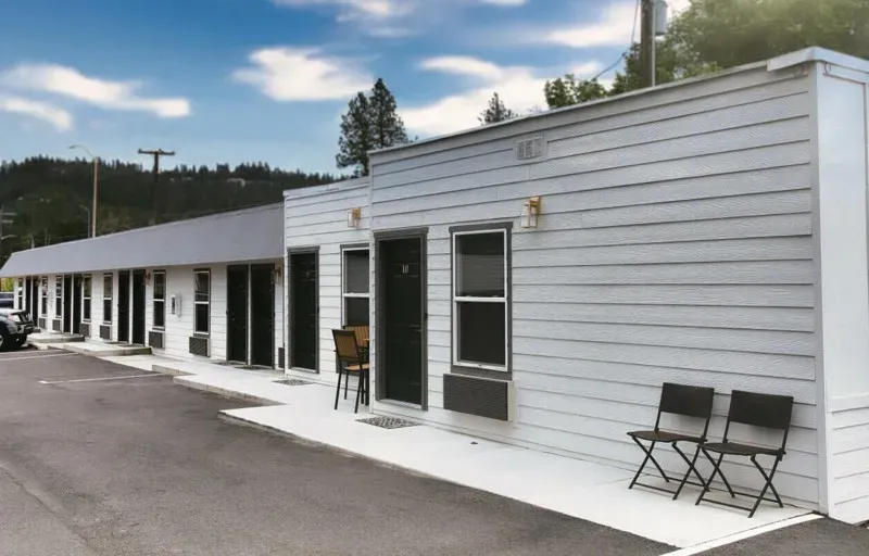 3 Bed 1 Bath Contemporary High-Rise Condo in Coeur d Alene, ID - 4
