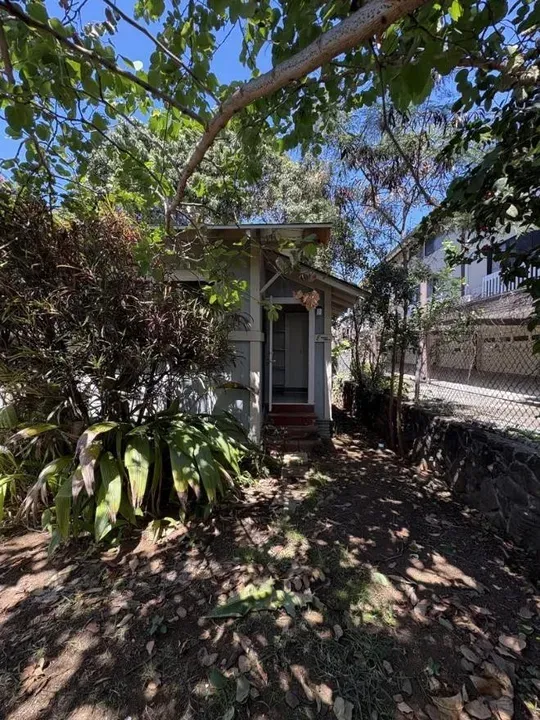 3 Bed 1 Bath Contemporary High-Rise Condo in Honolulu, HI - 1