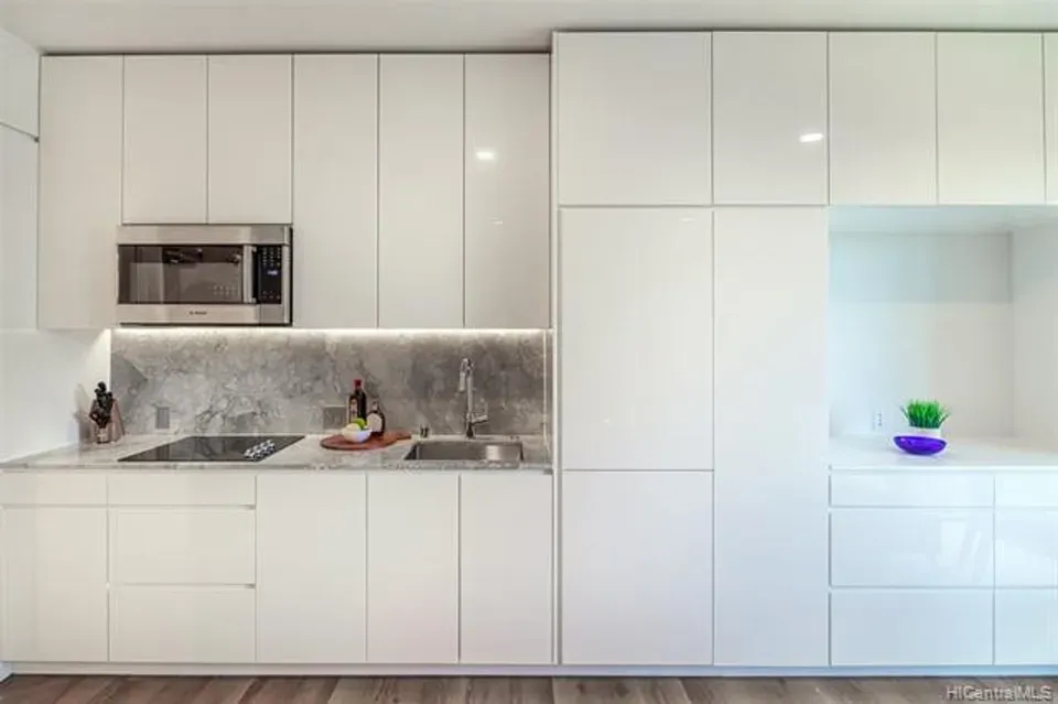 3 Bed 1 Bath Contemporary High-Rise Condo in Honolulu, HI - 4