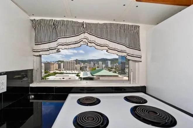 3 Bed 1 Bath Contemporary High-Rise Condo in Honolulu, HI - 5
