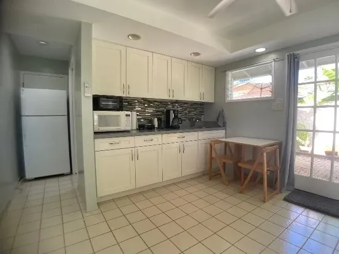 3 Bed 1 Bath Contemporary High-Rise Condo in Kailua, HI