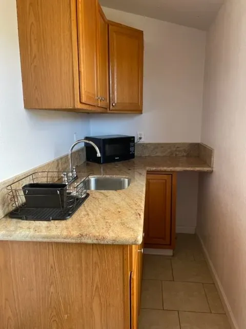 3 Bed 1 Bath Contemporary High-Rise Condo in Maui, HI - 2