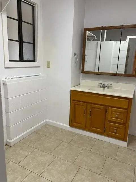 3 Bed 1 Bath Contemporary High-Rise Condo in Maui, HI - 4