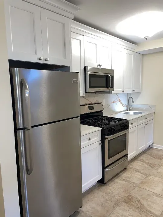 3 Bed 1 Bath Contemporary High-Rise Condo in New York, NY - 1