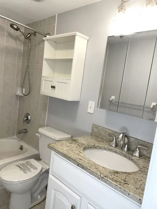 3 Bed 1 Bath Contemporary High-Rise Condo in New York, NY - 4