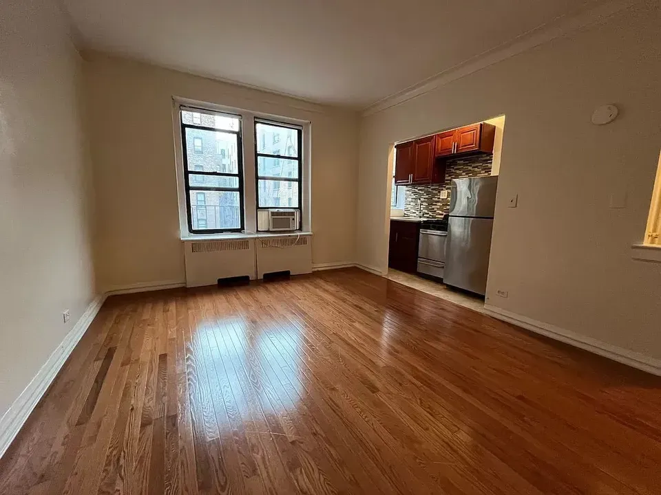 3 Bed 1 Bath Contemporary High-Rise Condo in New York, NY - 2