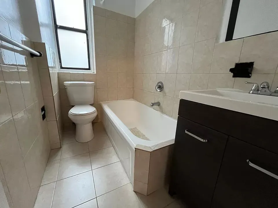 3 Bed 1 Bath Contemporary High-Rise Condo in New York, NY - 4