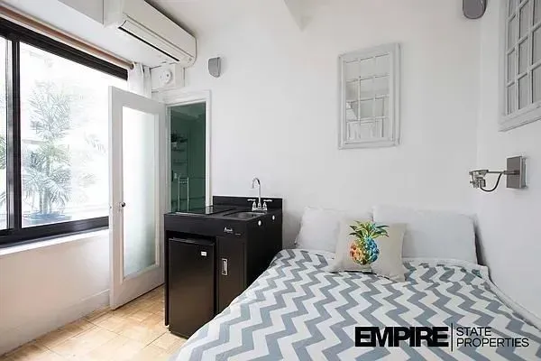 3 Bed 1 Bath Contemporary High-Rise Condo in New York, NY - 2