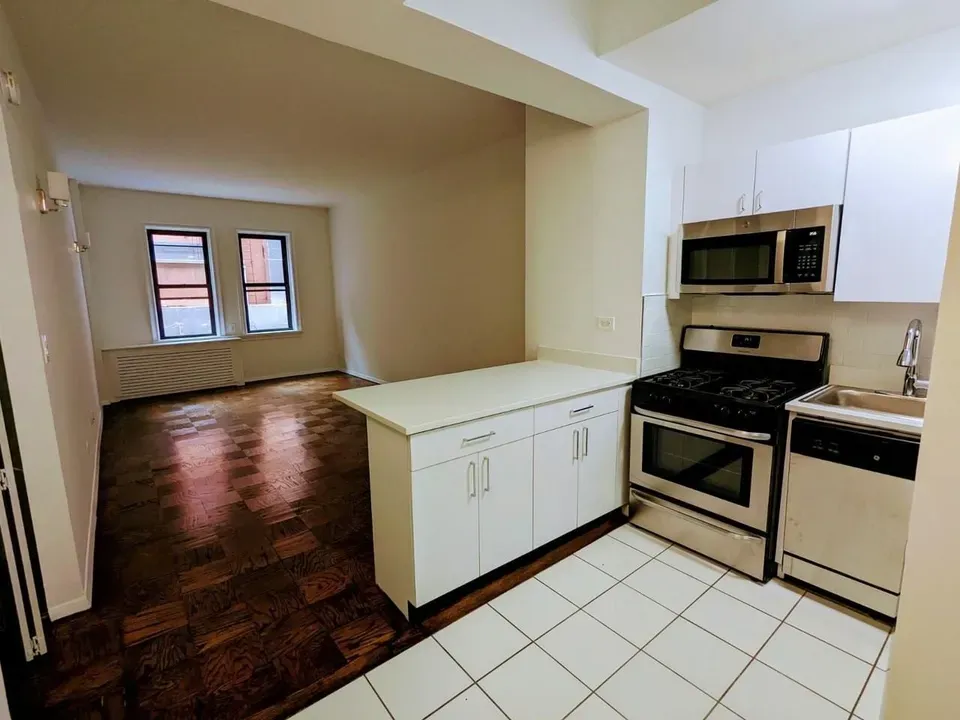 3 Bed 1 Bath Contemporary High-Rise Condo in New York, NY - 1