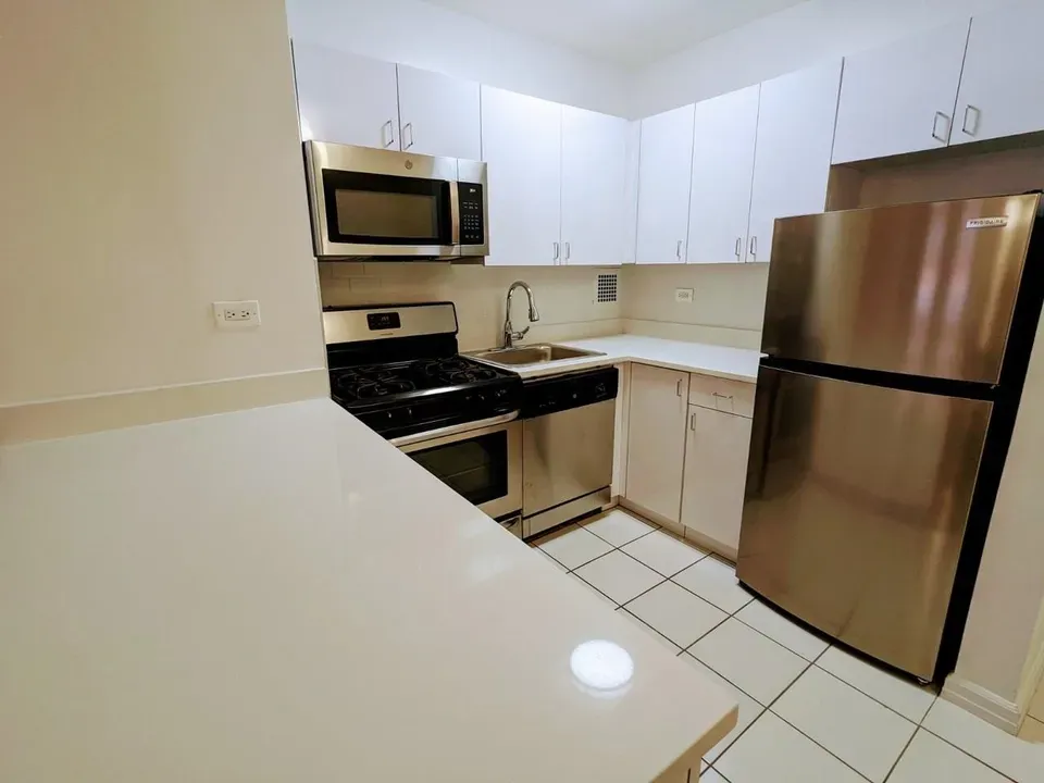 3 Bed 1 Bath Contemporary High-Rise Condo in New York, NY - 3