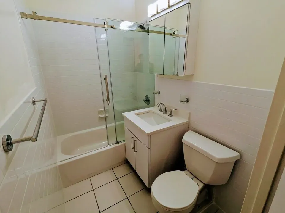 3 Bed 1 Bath Contemporary High-Rise Condo in New York, NY - 4