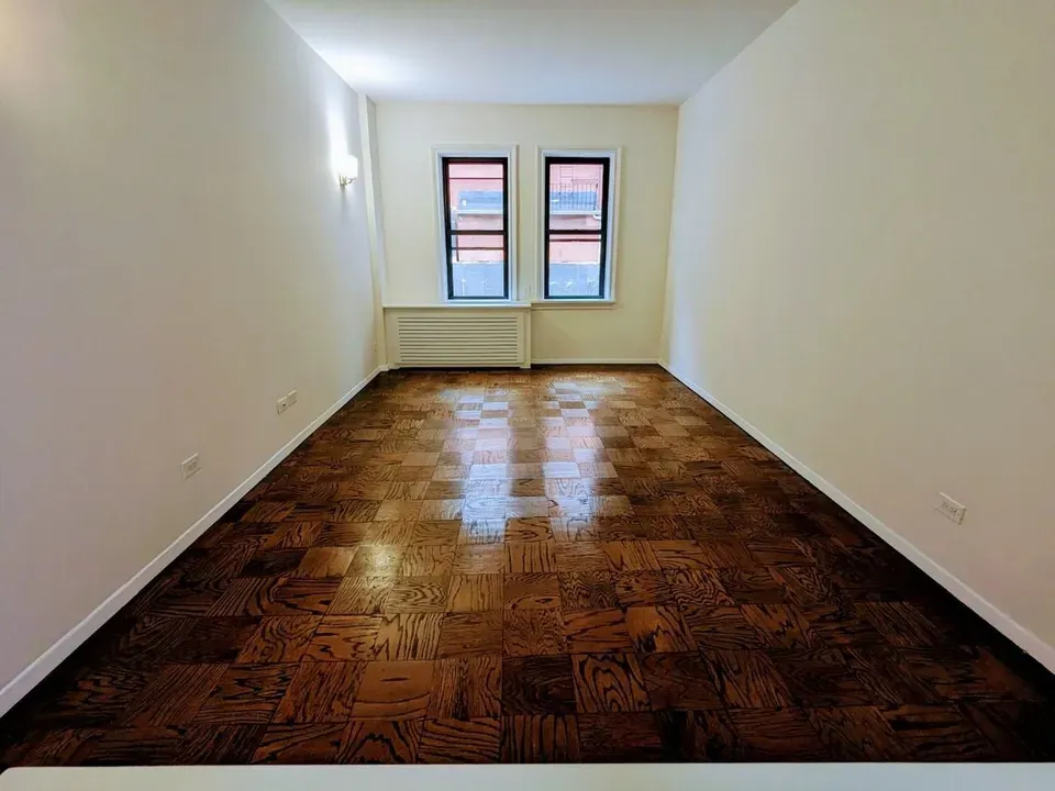 3 Bed 1 Bath Contemporary High-Rise Condo in New York, NY - 5