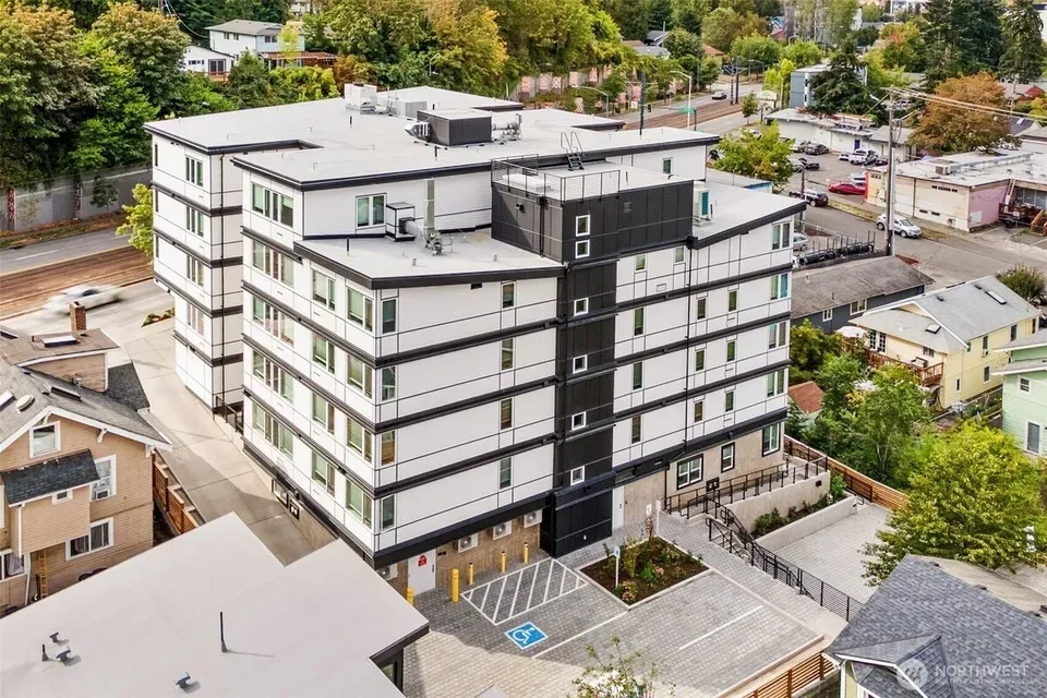 3 Bed 1 Bath Contemporary High-Rise Condo in Seattle, WA - 1