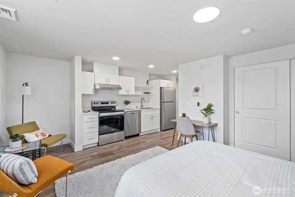 3 Bed 1 Bath Contemporary High-Rise Condo in Seattle, WA - 4