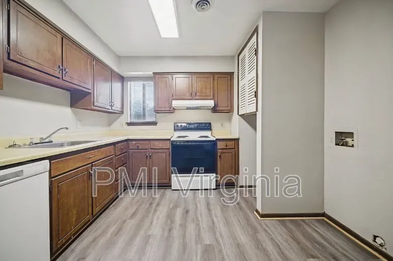 3 Bed 1 Bath Contemporary Multi-Level Townhome in Norfolk, VA - 5