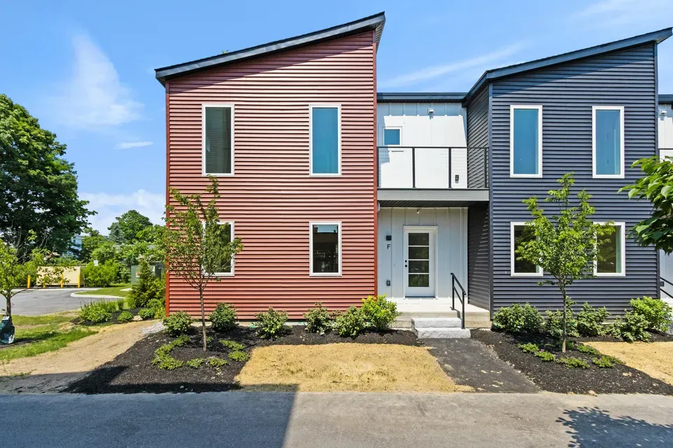 3 Bed 1 Bath Contemporary Multi-Level Townhome in Portland, ME - 2