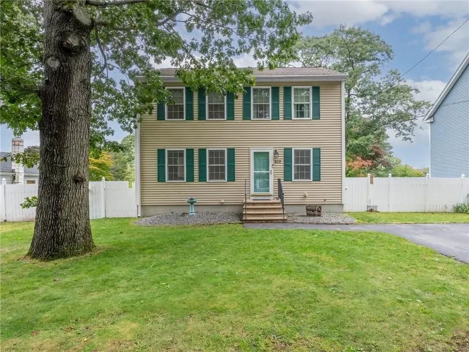 3 Bed 1 Bath Established Contemporary Home in Warwick, RI - 1