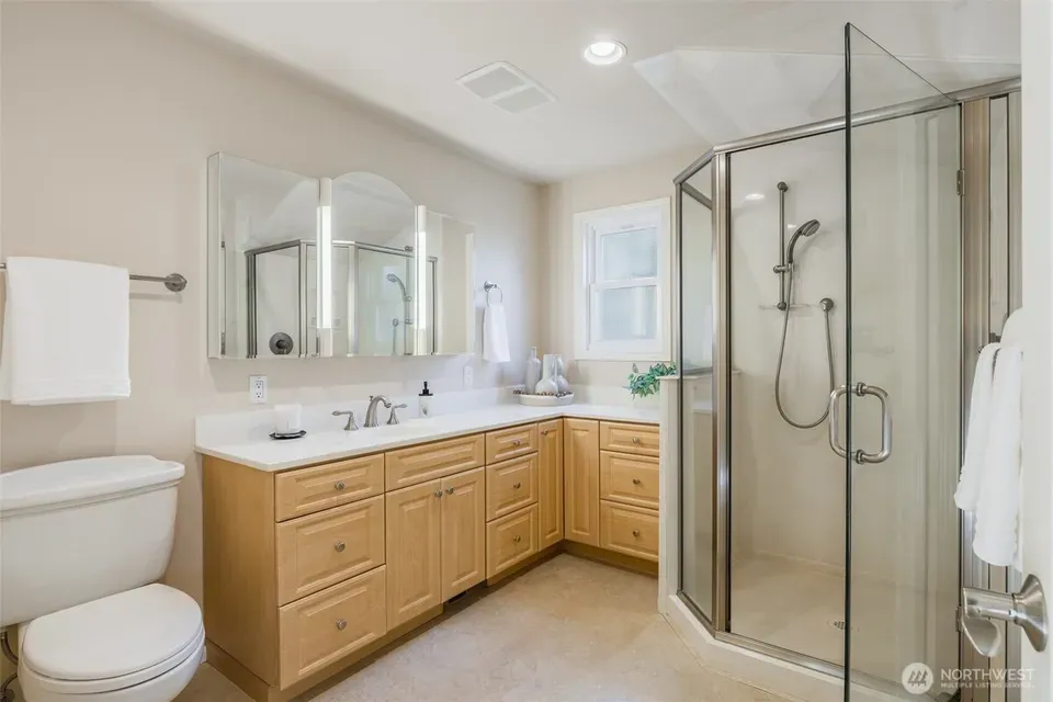 3 Bed 1 Bath Established Mid-Century Residence in Bellevue, WA - 4