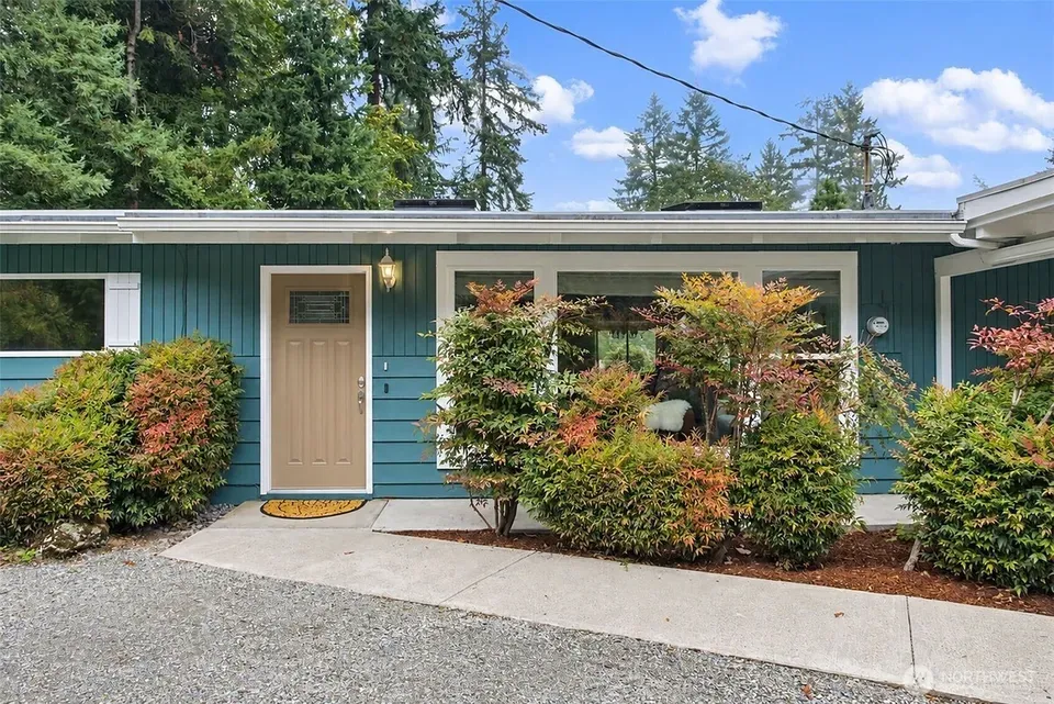 3 Bed 1 Bath Established Mid-Century Residence in Bellevue, WA