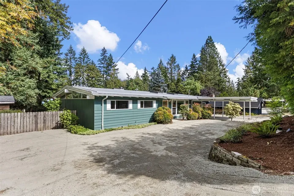 3 Bed 1 Bath Established Mid-Century Residence in Bellevue, WA - 2