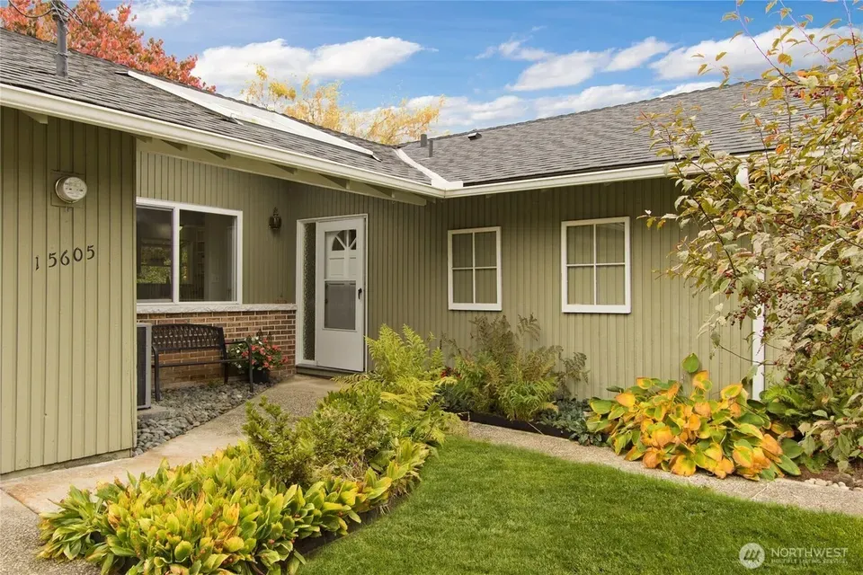3 Bed 1 Bath Established Mid-Century Residence in Bellevue, WA - 2