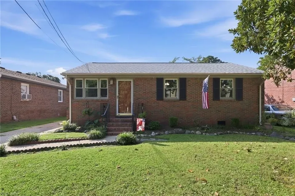 3 Bed 1 Bath Established Mid-Century Residence in Chesapeake, VA