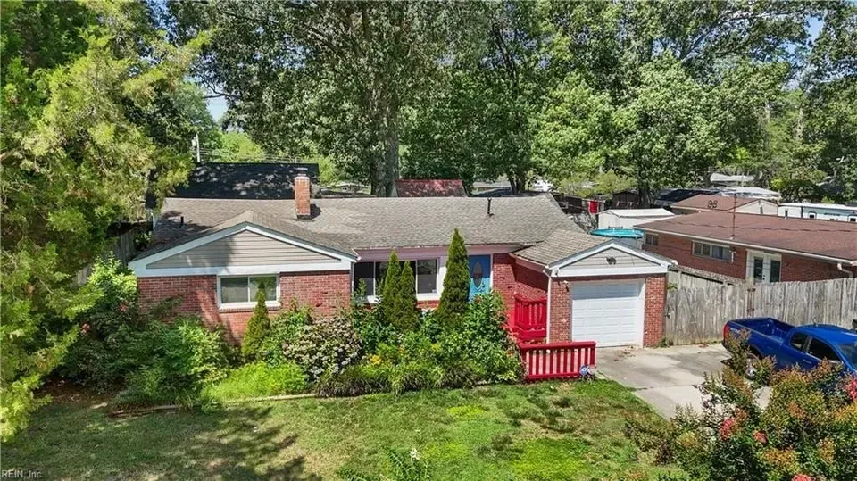 3 Bed 1 Bath Established Mid-Century Residence in Chesapeake, VA