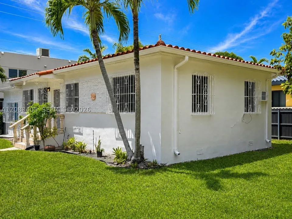 3 Bed 1 Bath Established Mid-Century Residence in Coral Gables, FL - 2