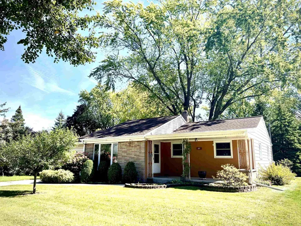 3 Bed 1 Bath Established Mid-Century Residence in Green Bay, WI - 2