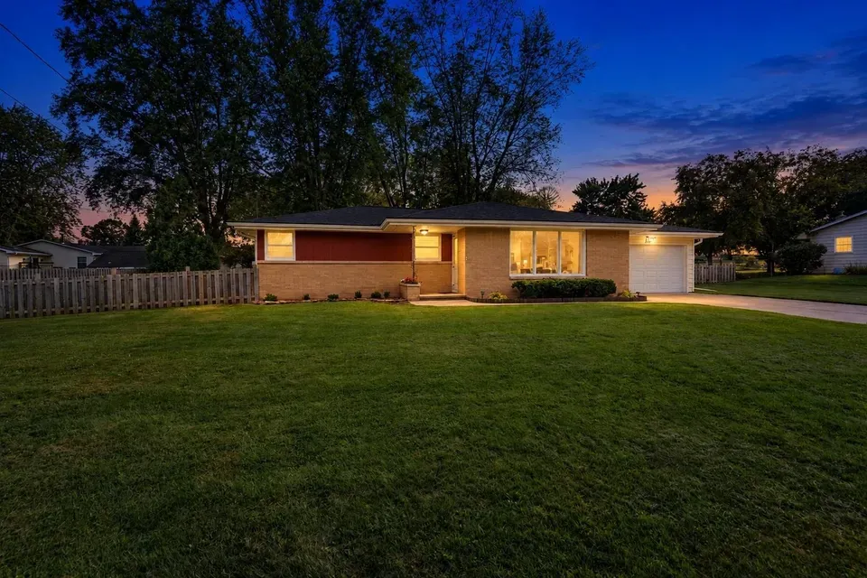3 Bed 1 Bath Established Mid-Century Residence in Green Bay, WI - 2