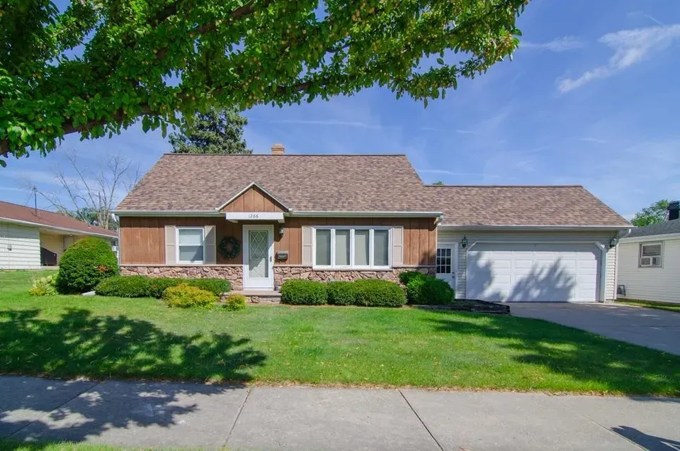 3 Bed 1 Bath Established Mid-Century Residence in Green Bay, WI - 2