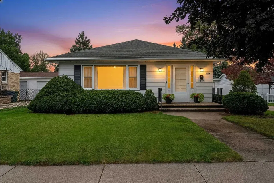 3 Bed 1 Bath Established Mid-Century Residence in Green Bay, WI